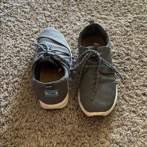 Woman’s Toms Tennis Shoes